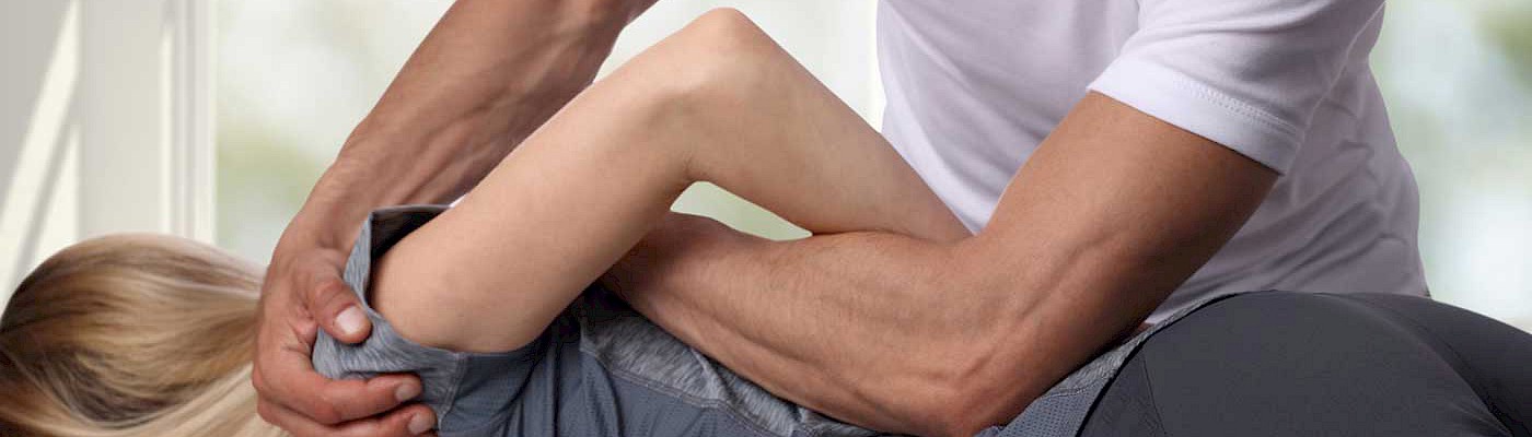 Osteopath während der Behandlung