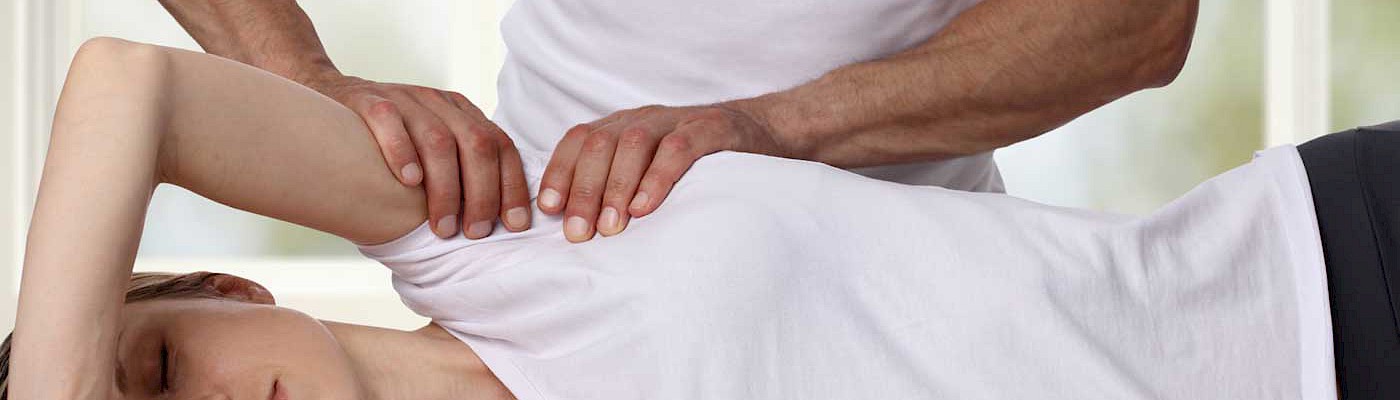 Osteopath während der Behandlung