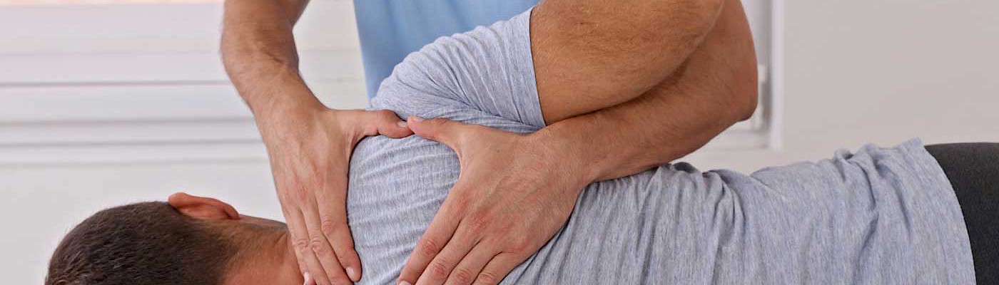 Osteopath während der Behandlung